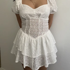 Vit klänning - Ny klänning köpt i Spanien med prislappen fortfarande på. Perfekt som student klänning! Aldrig använd endast testad. Köparen står för frakt. 💕