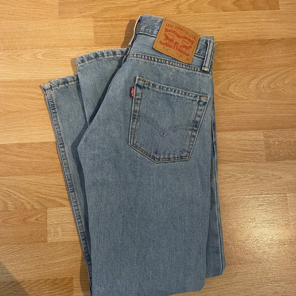 Säljer mina ljusblåa Levi’s jeans som jag köpte här på plick. Säljer pga för liten storlek. Hör av er vid fler frågor. Jeans & Byxor.
