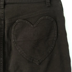 Moschino kjol med hjärtficka - brun kjol från moschino med jättesöta hjärt-detaljer. storleken är 42 men den passar mig som har 36/38