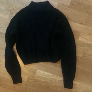 Stickad tröja - Fin svart stickad tröja. Halvpolo. Säljs då den är för liten för mig. Pris kan diskuteras