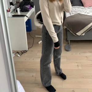 Gina tricot jeans - Grå jeans från gina tricot i modellen straight leg! Köpta för ca ett år sedan och är använda med inga defekter❤️‍🔥 passar mig som är 163cm! (modellen har lite slitningar vid benen och fickorna men inte så utmärkande). finns ej kvar på hemsidan🙏🏼