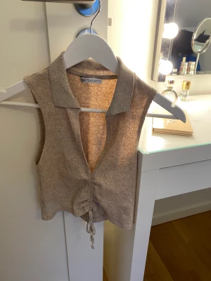 Topp från Zara - Fin topp från Zara i mycket fint skick. Strl S