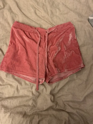 Shorts - Rosa sammets liknande shirt, använda men i bra skick
