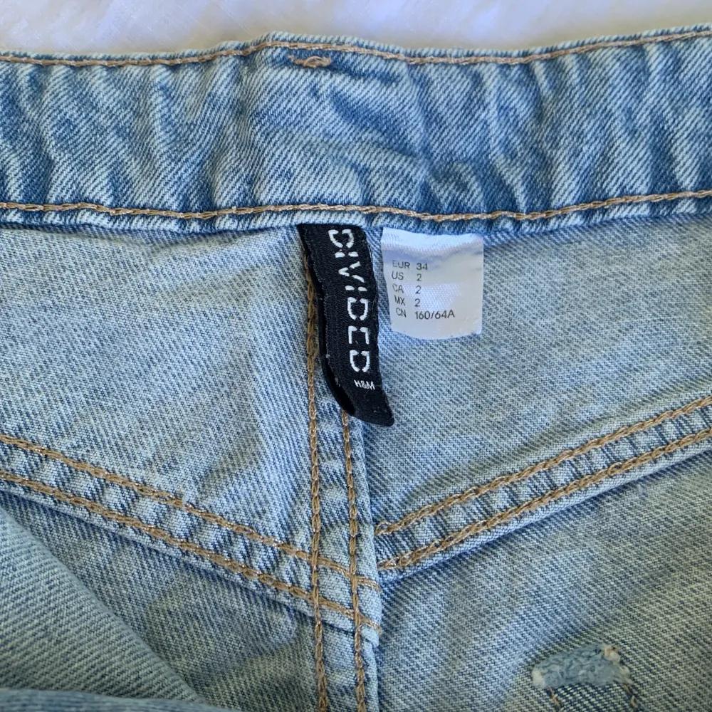 Säljer min jeans shorts från hm i st 34 säljer pga inte min stil längre haft dom ett tag därav pris, annars nysick från H&M, orginal pris: 199. Shorts.