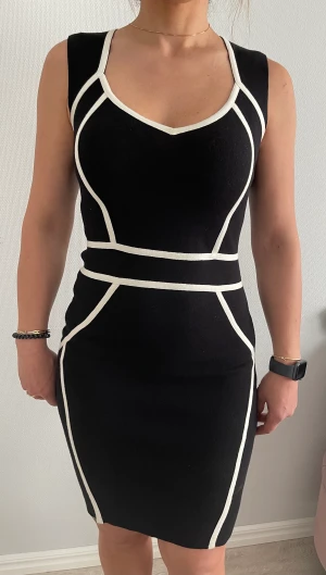 Elegant klänning  - Använd, i gott skick. Finstickad. I storlek S.