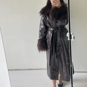 Lång brun kappa   - Snygg kappa i latexliknande material, med  fejkpäls på ärm och krage. 🤎  Helt ny, aldrig använd med lappen kvar. 