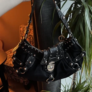 Cool väska - Otroligt cool väska köpt secondhand! Säljer i behov av pengar. Knappt använd.