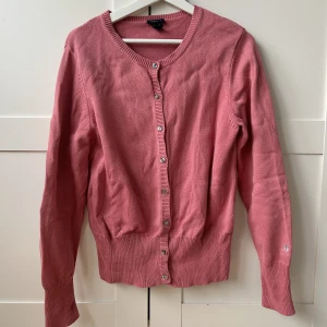 Gant kofta  - Vintage kofta från GANT som inte kommer till någon användning. Passar XS-L beroende på hur man vill att den sitter. Orginalpris: ca 1300kr