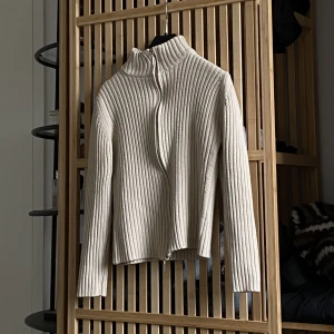 Ribbad tröja med dragkedja - Så snygg fit och perfekt till våren!! Dragkedja både nedtill och upptill. Älskar denna. Stickad.