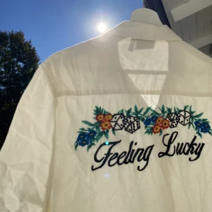 Kortärmad linneskjorta  - Hej, säljer en riktigt snygg kortärmad linneskjorta med tryck på bröstet och ryggen. Storlek Small och väldigt bra skick. Perfekt inför varmare väder och sommaren. Priset är inte hugget i sten. Hör av dig vid frågor!