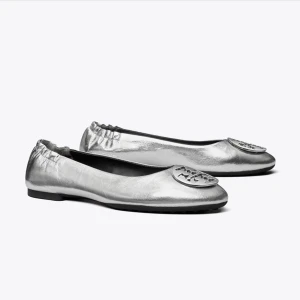 Tory Burch ballerinaskor  - Fina Tory Burch ballerinas! Passar perfekt till balen eller festen! Lite slitna på ena tån, pris kan diskuteras🙌