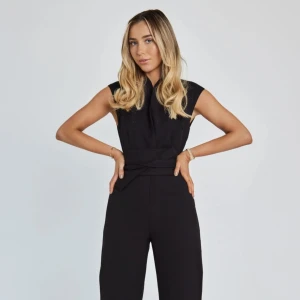 Byxdress - Stilren byxdress, justerbara band i midjan, aldrig använd! Säljer pga fel storlek