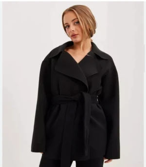 Nelly kort kappa svart - Säljer denna slutsålda kappa från Nelly! Frakt tillkommer. Använt ca 3 gånger!