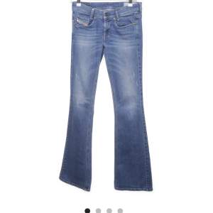 tänkte sälja mina fina jeans eftersom dom sitter lite tajt på mig o tänkte köpa liknande i en större storlek. jätte fin inga defekter förutom lite slitage mellan benen som är på sista bilden men inget hål. köpta på sellpy o priset kan diskuteras  