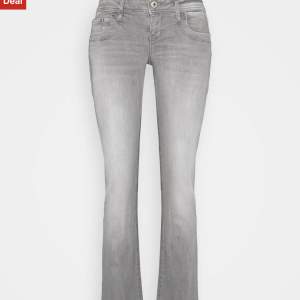 Säljer mina favvo jeans från Ltb pga att de blivit för små :( helt slutsålda överallt! säljer endast vid bra bud! HB just nu: 1000