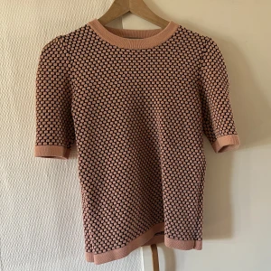 COS stickad topp - Superfin stickad topp från COS, i strl XS, men passar även S, eftersom den är stretchig.✨☺️