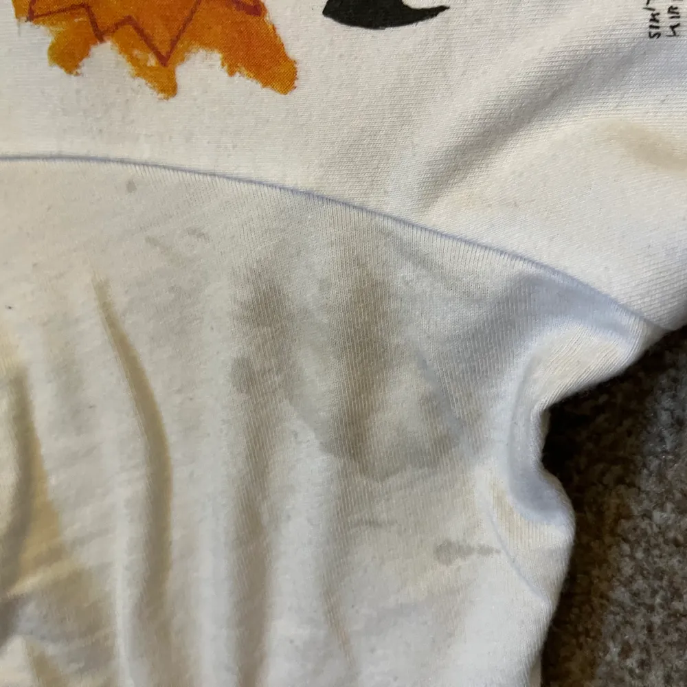 Vit tshirt med unikt tryck, storlek s, köpte från plick och det är fläckar på olika ställen från förra ägaren, men annars inget fel:). T-shirts.
