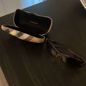 Burberry solglasögon  - Burberry solglasögon bra skick 
