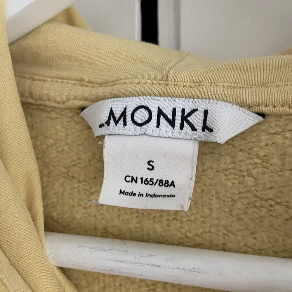 Den här gula hoodien från Monki är perfekt nu till våren! Superfin men kommer tyvärr inte till användning. Endast använd ett fåtal gånger!💕💕. Hoodies.