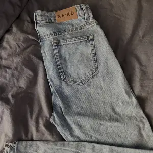 Säljer dessa blåa NA-KD Jeans. Har en liten slitning i bak, men det är inget som märks. Skriv för närmare bild! Hög midja, mom jeans, storlek 38