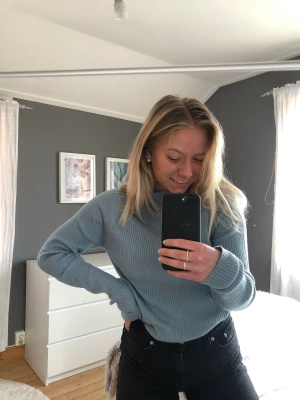 Ribbstickad dusty blue tröja  - Ribbstickad dusty blue tröja. Använd men i mycket fint skick. Det är storlek xl men jag använder den som en lite lösare tröja då jag egentligen har storlek s/m. Säljer då den inte kommer till användning. Frakten ingår i priset💛