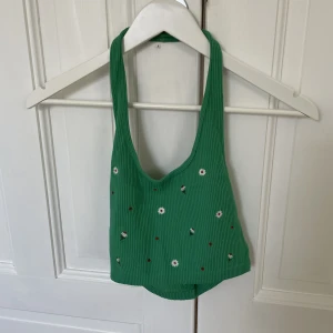 Zara topp - Säljer min gröna Zara halterneck topp 💕Superfin till sommaren men den är aldrig använd så säljer nu💚Köpare står för frakt 📦 (originalpris är 169kr)