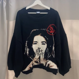 Stickad Björk Tröja - En väldigt cool stickad tröja från designern GLEB KOSTIN. Väldig tjock och oversized, fast en kort längd och korta ärmar (påminner väldigt mycket om Raf Simons NY tröjan). Är öppen till prisförslag, men inte lowballs. Skriv om du vill ha exakta mått