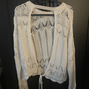 Stickat tröja med öppen rygg. - En stickat tröja med öppen rygg, köpt ifrån Asos. Nyskick!