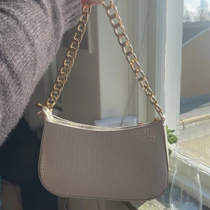 Handväska - Säljer denna söta handväska då den aldrig kommit till användning☺️aldrig använd och därav i nyskick:)