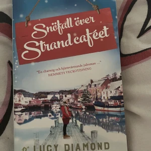 Bok - Säljer min pocketversion av ”snöfall över strandcaféet. Har inte läst men den låter så mysig som julbok. Köptes för 100 kr på Akademibokhandeln 😊
