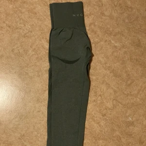 Gröna tights nvgtn - Säljer dessa super snygga nvgtn tights då den inte kommer till användning. Endast använd en gång så den är nyskick. Ordinarie ca 600kr, säljes för 350💕