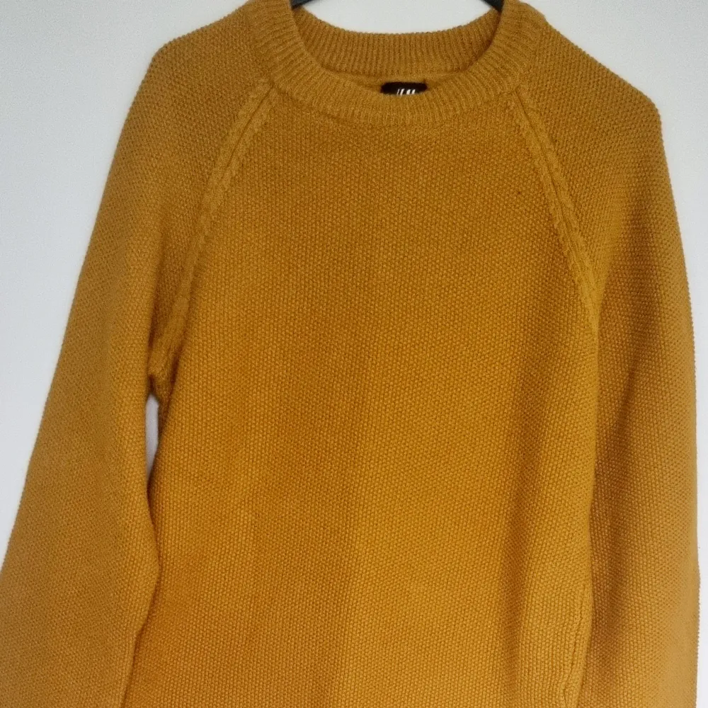 Oanvänd grövre virkad långärmad tröja från H&M. Hade en liknande så säljer ena nu för en billig peng. . Tröjor & Koftor.