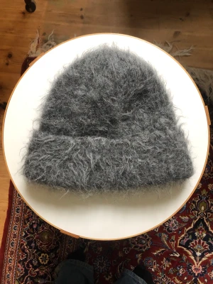 Toteme mössa - Toteme alpaca Knit Beanie i grå färg. Hipp som fan men används inte längre tyvärr. Nypris ligger på 1300