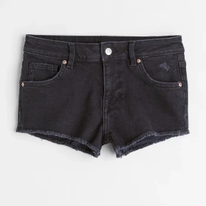 Jeans shorts - Säljer ett par jeans shorts från hm i storlek 34, dom är super snygga men tyvärr för små för mig. Men bara använda någon gång! Skriv för frågor eller fler bilder😁