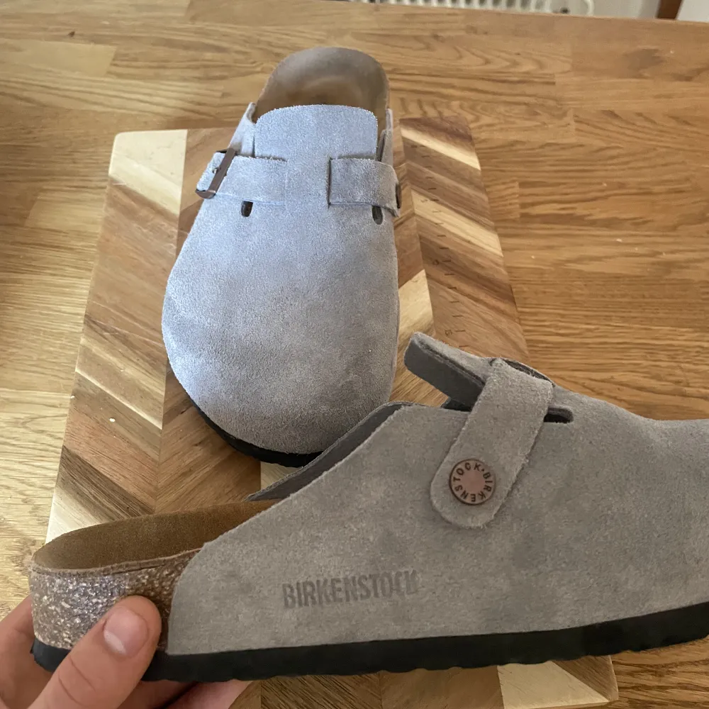 Birkenstock Boston suede i färgen grå Helt nya och oanvända. Kommer i orginalåda Storlek 42. Skor.