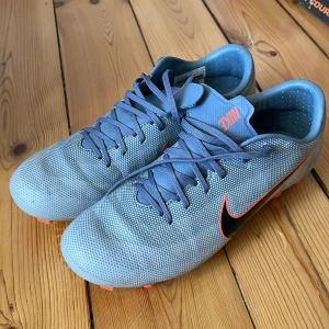 Nike fotbollsskor  - Använda ett fåtal gånger 