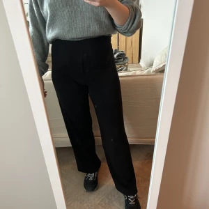 Snygga svarta utsvängda byxor  - Svarta utsvängda byxor 