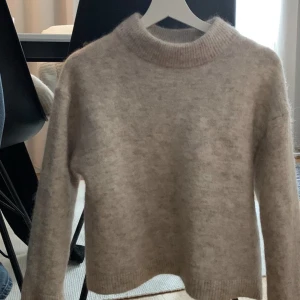 Stickad tröja - Jättefin stickad tröja. Strl M men väldigt liten i storleken. Passar xs eller xxs. 💗