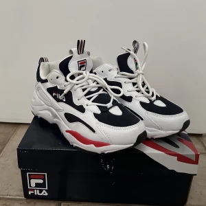 Sneakers - Säljer nu dessa super fina fila sneakers som inte kommer till användning här då dom han bli försmå innan jag tog fram de helt. oanvända super sköna och snygga dessutom!  (Går att köpa vid bra pris)