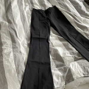 Low waist bootcut kostymbyxor  - Säljer dessa super snygga low waist kostymbyxorna från Nelly då dom tyvärr är för korta (jag är 170). Super skönt material. Aldrig använda, köpta för 500 på nellys hemsida. 