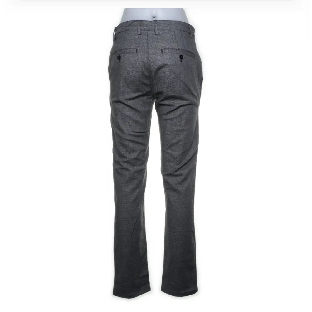Grå kostymbyxor från zara, köpta på Sellpy🥰. Jeans & Byxor.