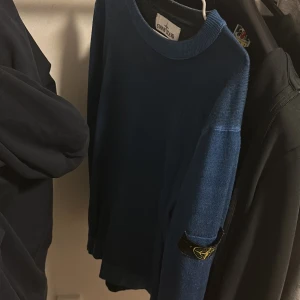 Stone island stickad tröja - En skön stickad marinblå stone island sweatshirt köpt på NK för cirka 3000. Säljer för jag har växt ur den.
