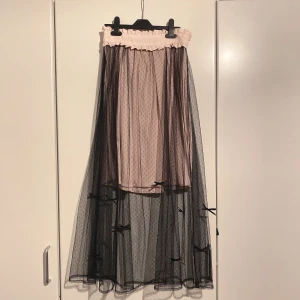Ank Rouge Mesh Maxi kjol - Super söt kjol från det japanska märket ank rouge i gott skick. Säljer då den är för stor för mig. Stretchig midja. Uppskattar att den passar XS-M