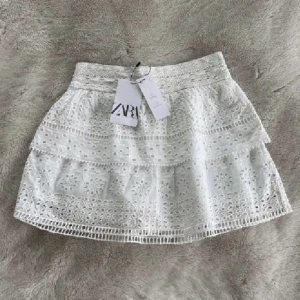 Zara kjol - Jätte fin zara kjol, använd en gång. Perfekt till sommaren. Storlek 164 vilket motsvarar S! 💗