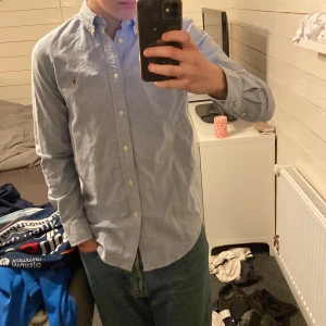 Ralph luren shorta - Fin ljus blå Ralph skjorta som jag inte vet storleken på men det Stog 16 och den verkar va typ s eller medium typ aa den är skitsnygg ijallafall 