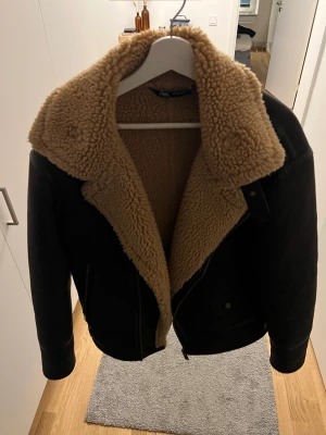 Zara jacka - Använd fåtal ggr Zara jacka, läder med päls Strl L men liten i storlek Nypris runt 1400kr