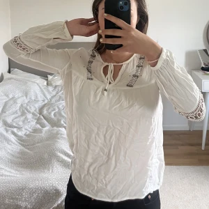 Vit blus - Supersöt vit blus från berska, köpt på sellpy men aldrig använd då den var för liten tyvärr!🫠