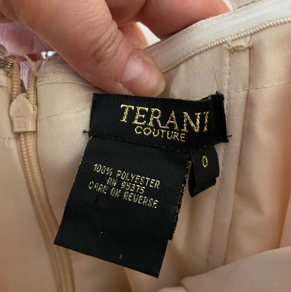 Hej säljer min superfina studentklänning, använd endast 1 gång så den är i helt nyskick. Klänningen är från märket Terani och är ca storlek 34. Super gullig och fin. . Klänningar.