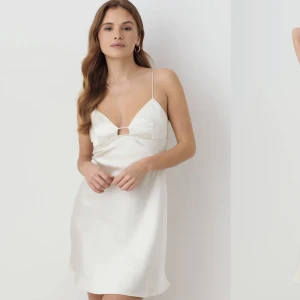 Vit satin klänning - Säljer denna vita satinklänning från gina tricot då den var för liten. Perfekt till studenten för den som vill ha en lite enklare klänning. Aldrig andvänt och lappen sitter kvar. Storlek M men skulle säga att det sitter som en storlek S.