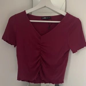 Vinröd topp - 🌟Fin vinröd topp, endast använd vid ett tillfälle. Stl S🌟